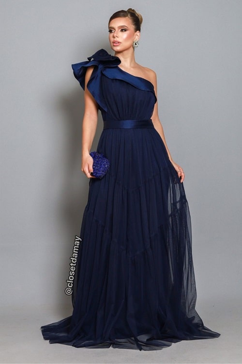 Look com vestido azul marinho e acessórios azuis