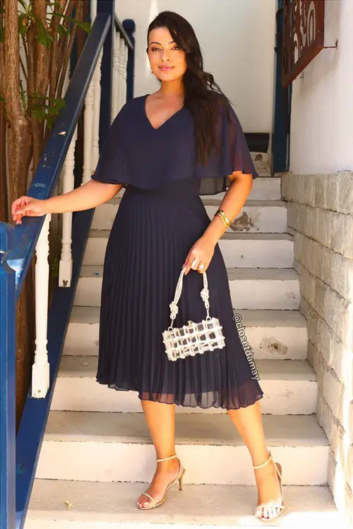 Look com vestido azul marinho e acessórios dourados