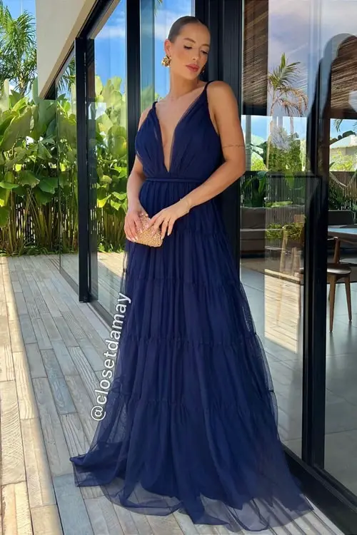 Look com vestido azul marinho e acessórios dourados