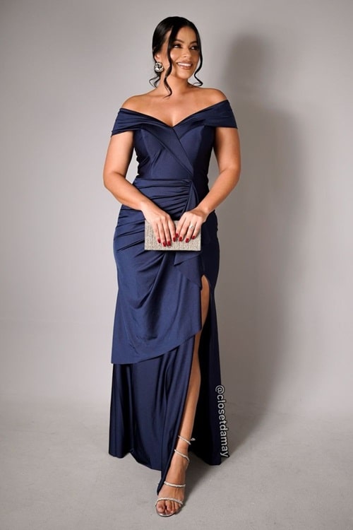 Look com vestido azul marinho e acessórios prateados