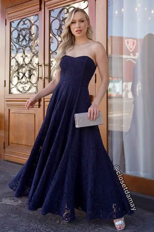 Look com vestido azul marinho e acessórios prateados