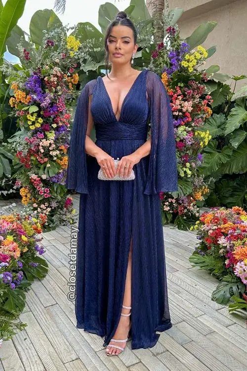 Look com vestido azul marinho e acessórios prateados