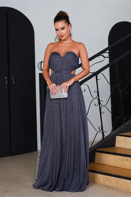 Look com vestido azul marinho e acessórios prateados