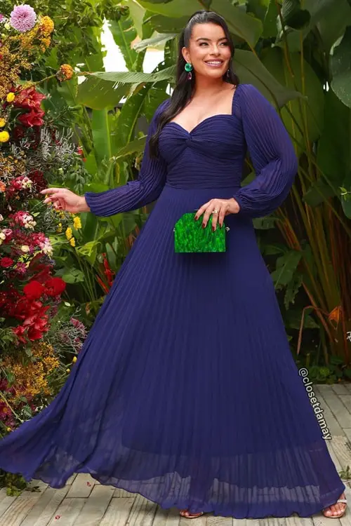 Look com vestido azul marinho e acessórios verdes