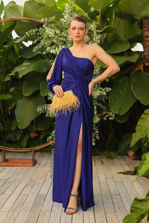 Look com vestido azul marinho e clutch amarela
