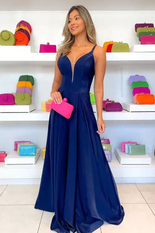 Look com vestido azul marinho e clutch rosa