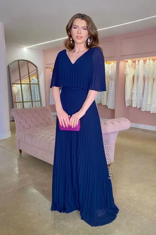 Look com vestido azul marinho e clutch roxa