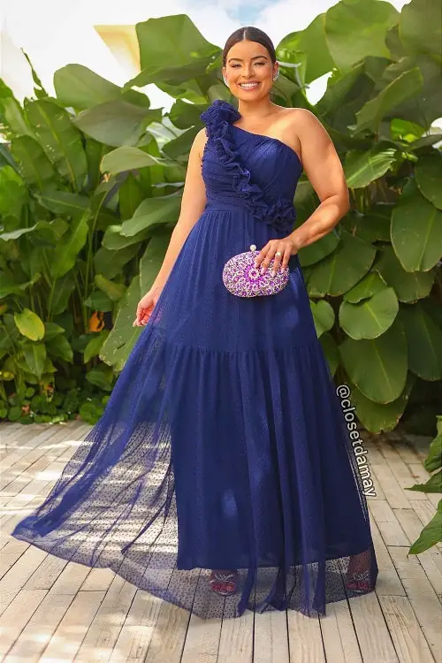 Look com vestido azul marinho e clutch roxa