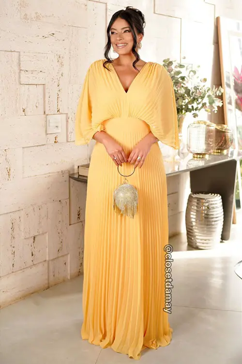 Vestido amarelo com acessórios dourados