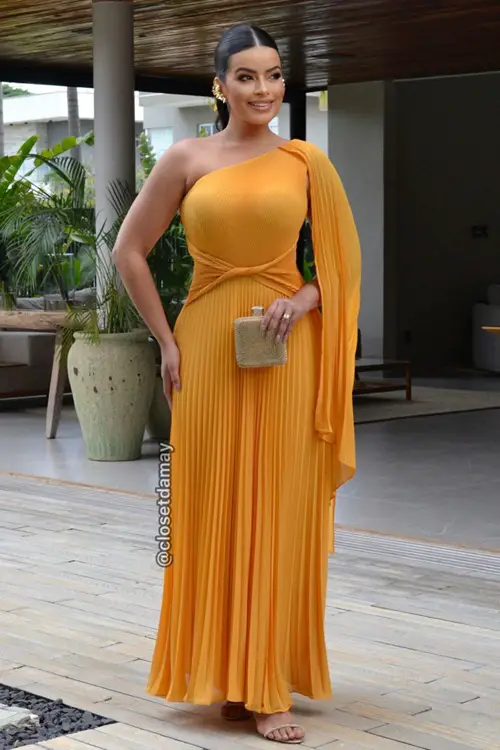 Vestido amarelo com acessórios dourados