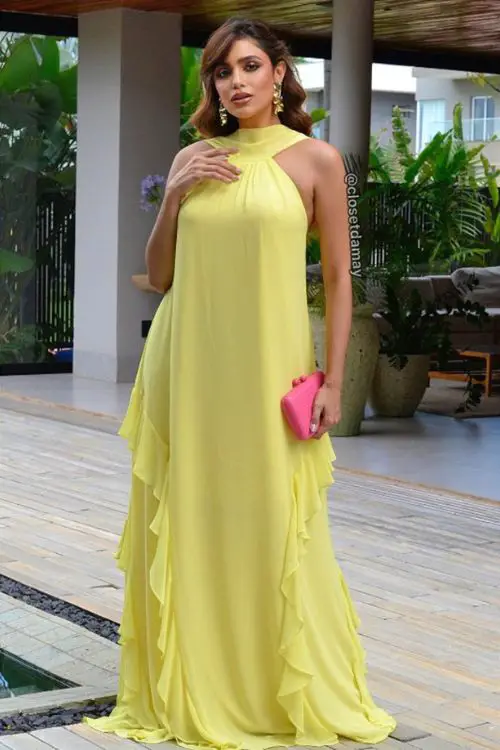 Look com vestido amarelo e clutch pink