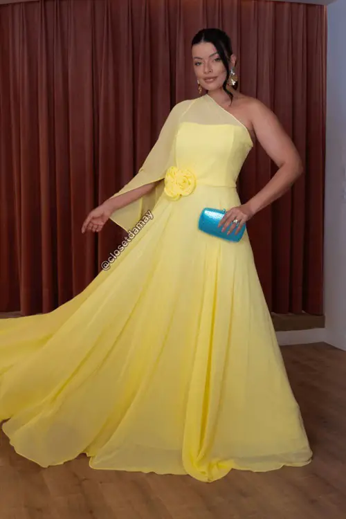 Vestido amarelo com clutch azul