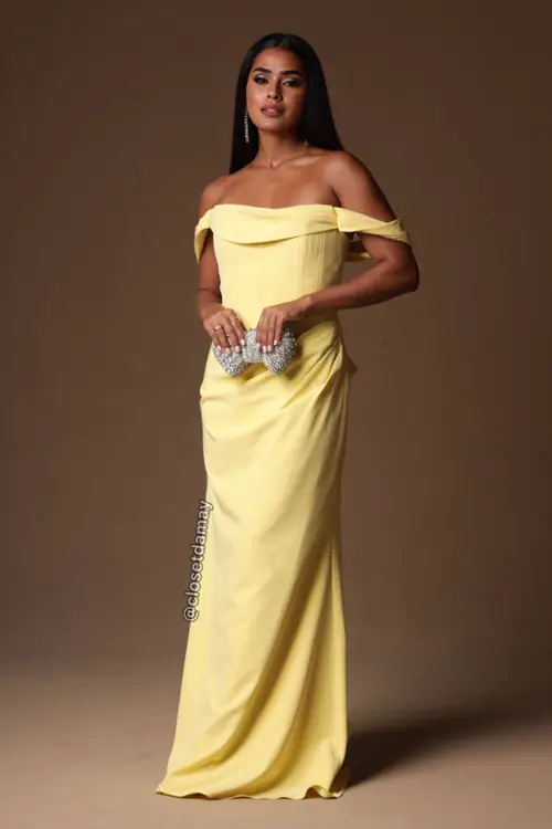 Vestido amarelo com acessórios prateados
