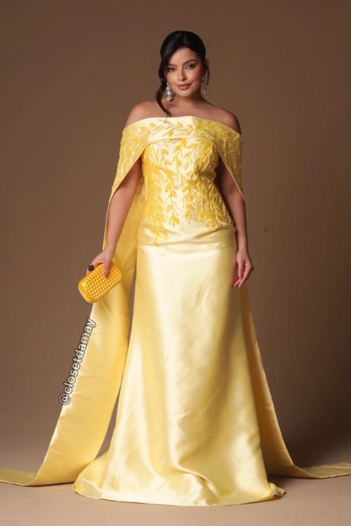 Look com vestido amarelo e clutch amarela