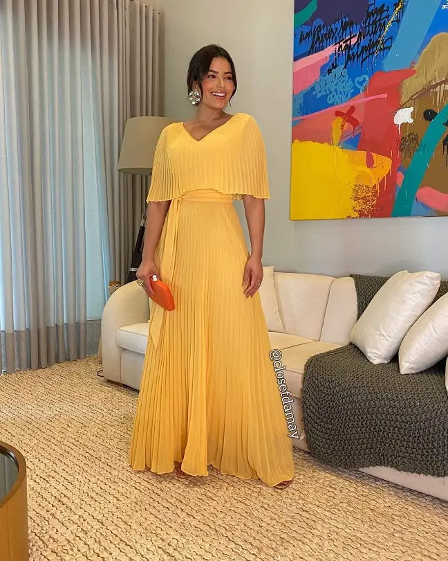 Vestido amarelo com clutch laranja