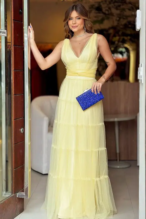 Vestido amarelo com clutch azul