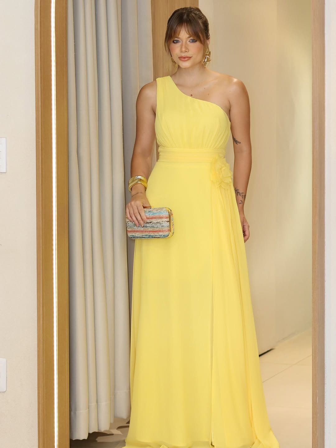 Vestido amarelo com clutch colorida