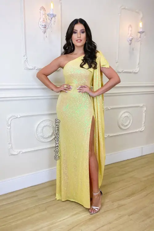 Vestido amarelo com sapatos prata