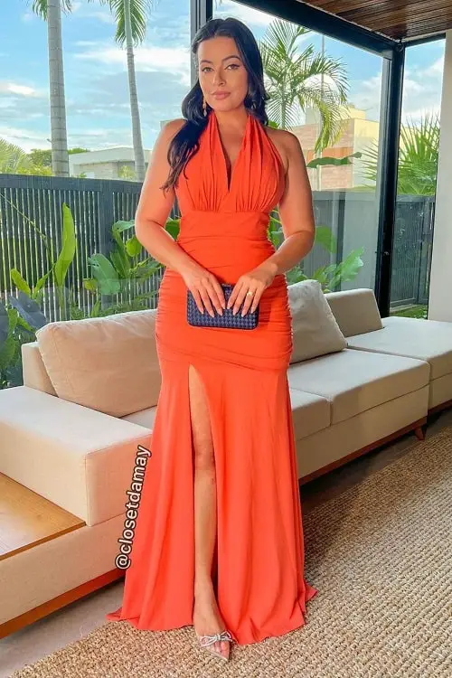 Vestido coral com clutch azul marinho