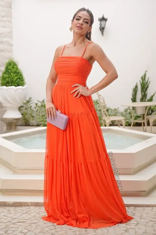 Vestido coral com clutch lavanda