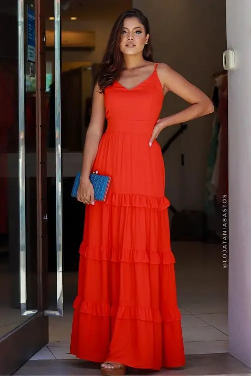 Vestido coral com clutch azul