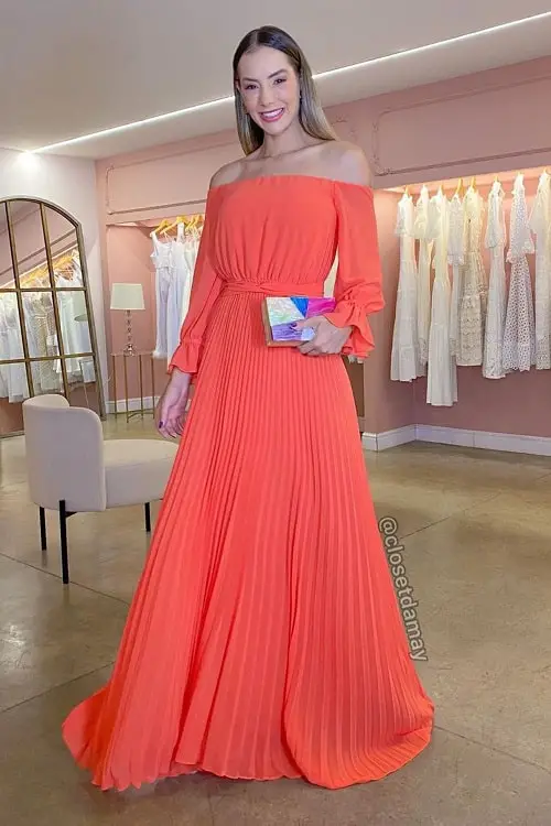 Vestido coral com clutch colorida