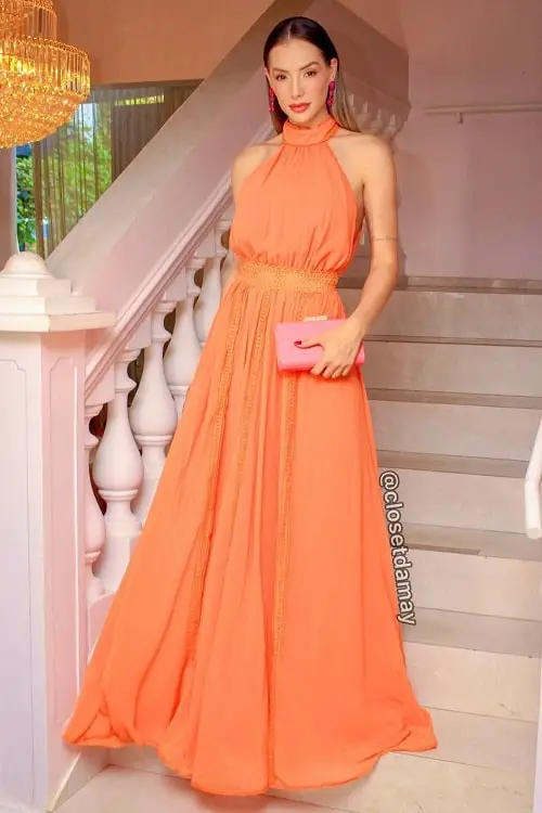 Vestido coral com clutch rosa