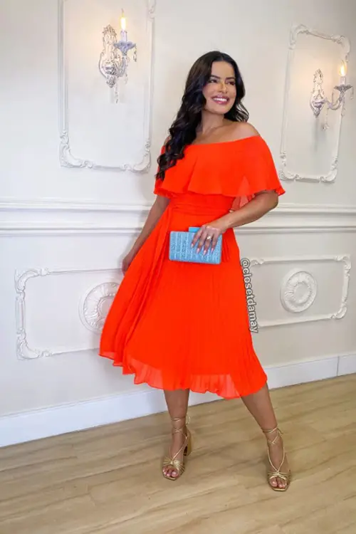 Vestido coral com clutch azul