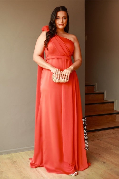 Vestido coral com acessórios dourados