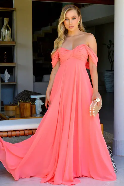Vestido coral com clutch nude