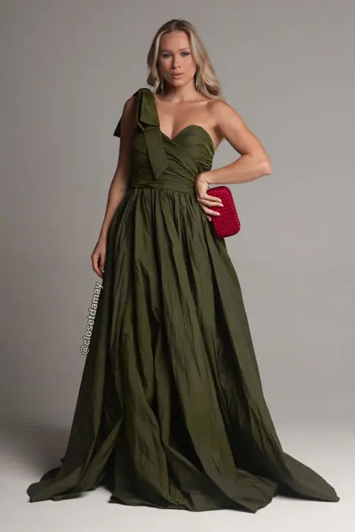 Vestido verde oliva com laço no ombro