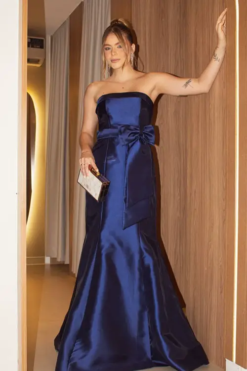 Vestido com laço na cinta
