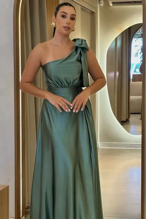 Vestido com laço no ombro