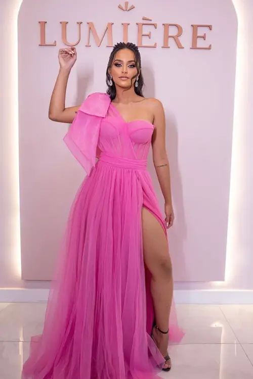 Vestido com laço no ombro