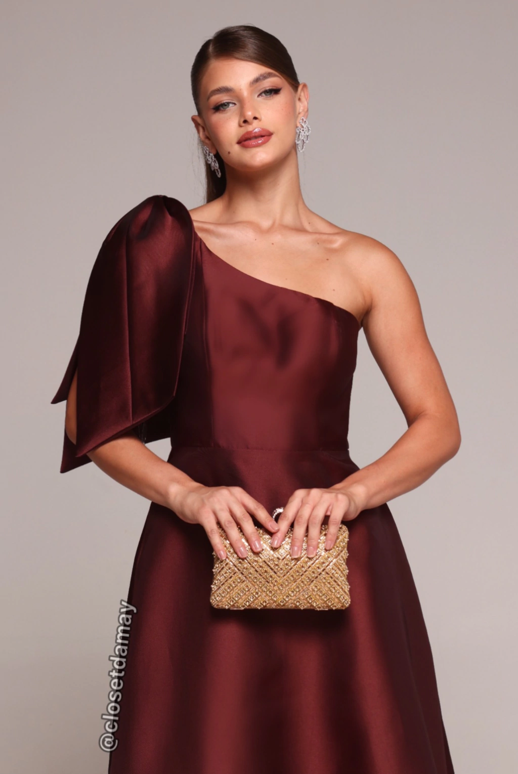 Vestido marrom com acessórios prateados e dourados