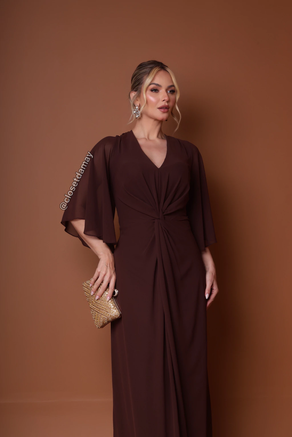 Vestido marrom com acessórios prateados e dourados