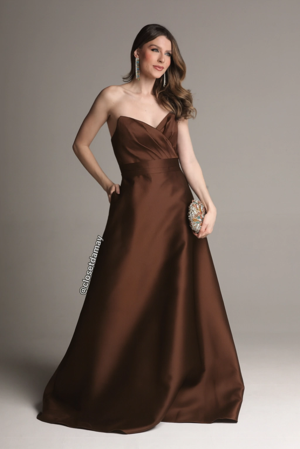 Vestido marrom com brincos prateados