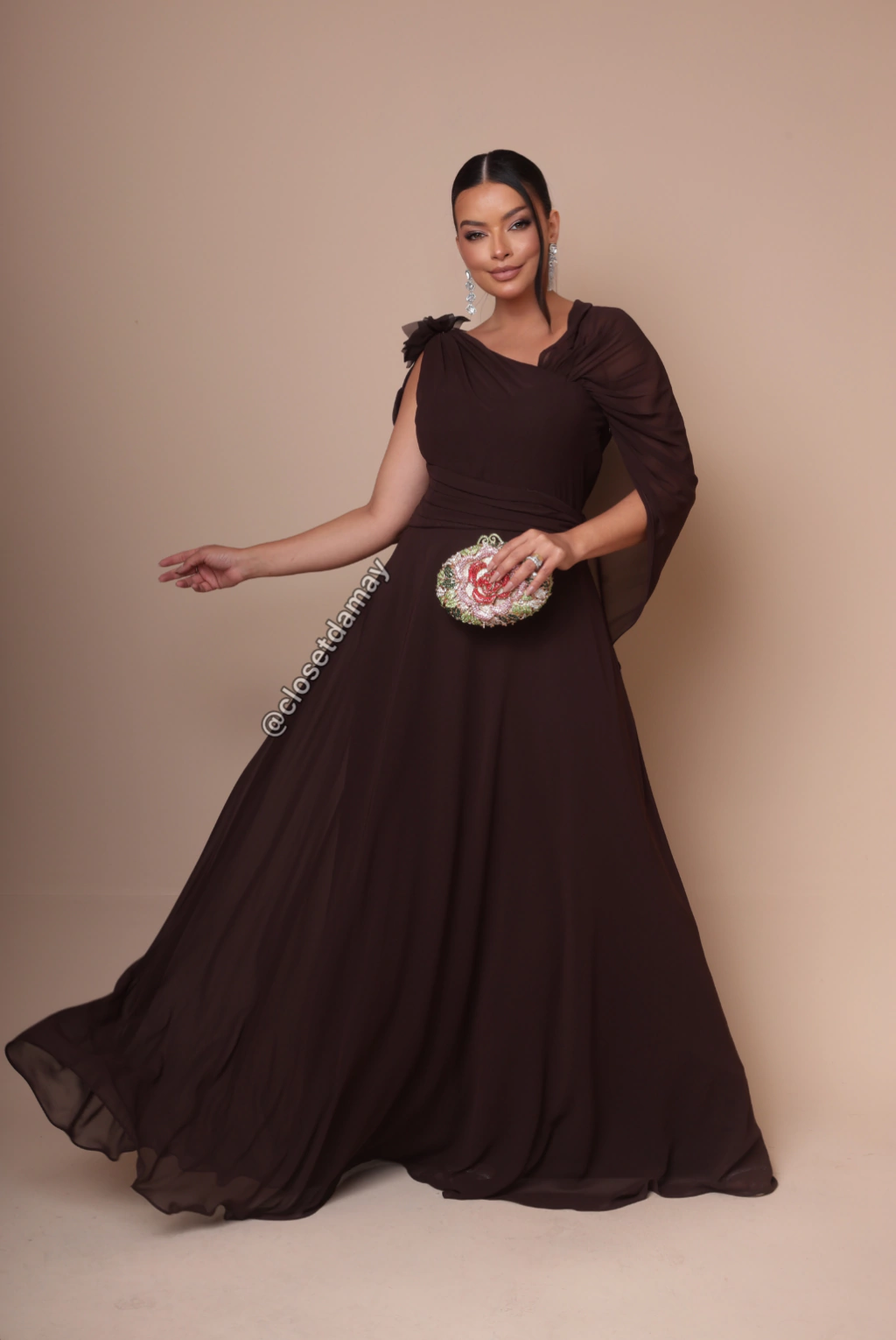 Vestido marrom com clutch colorida