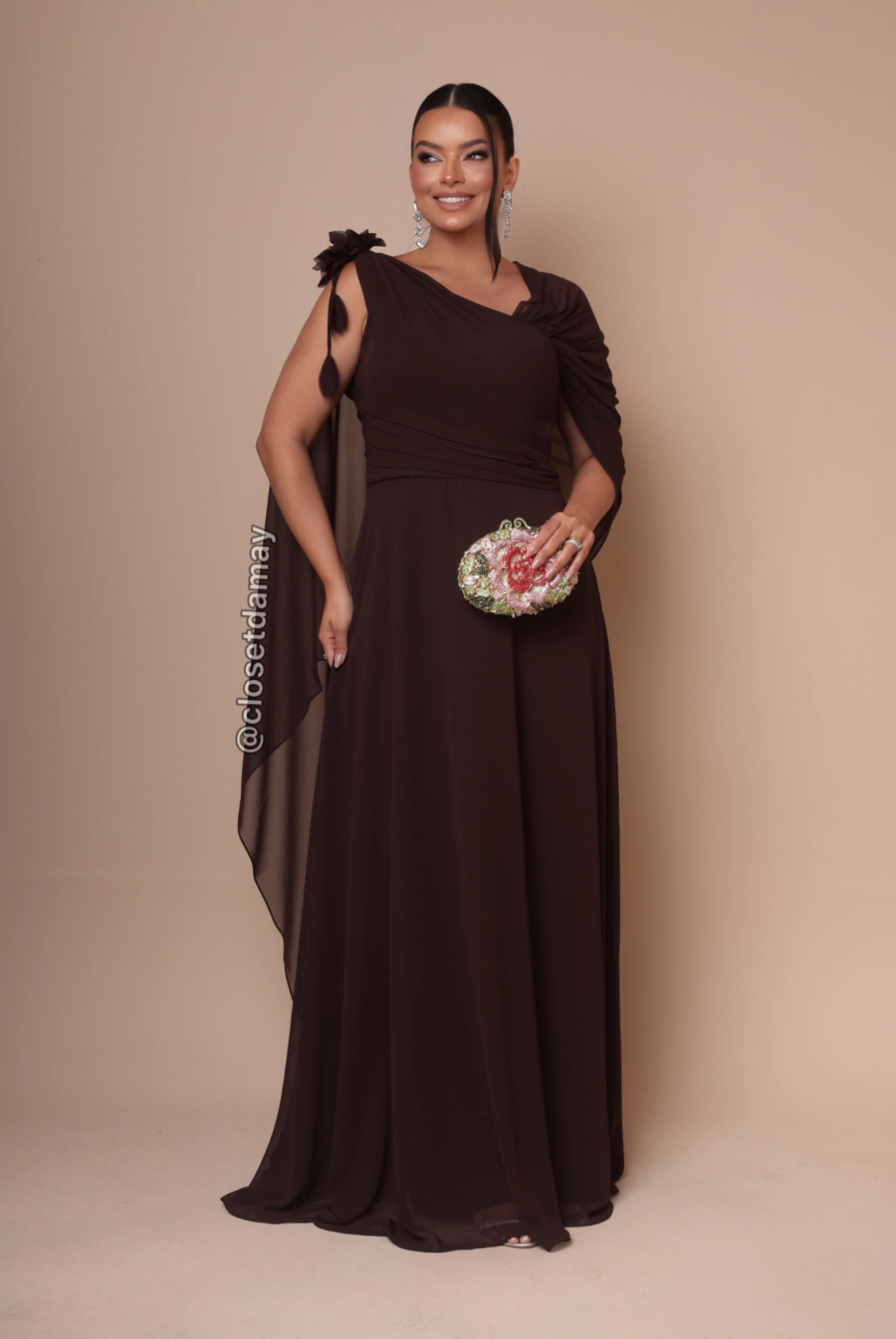 Vestido marrom com clutch colorida