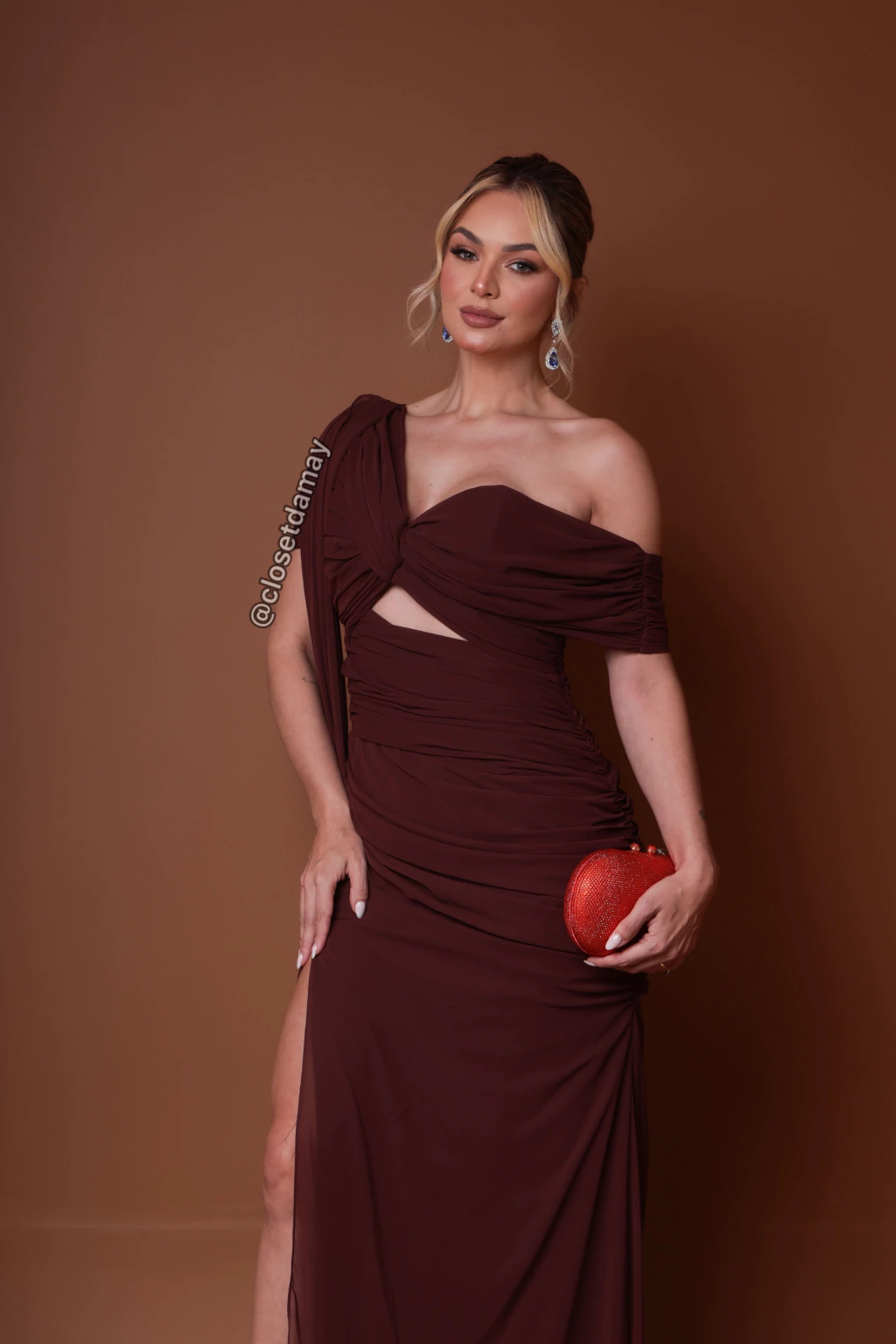 Vestido marrom com clutch laranja