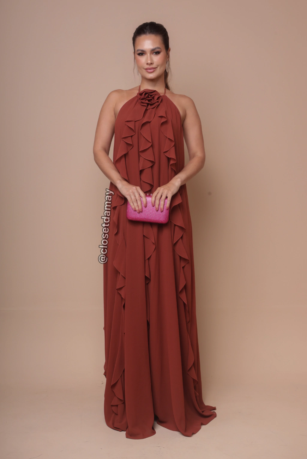 Vestido marrom com clutch pink