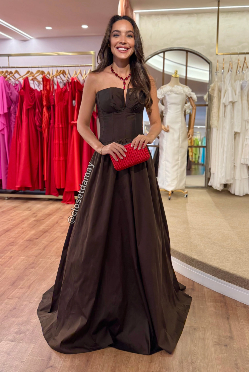 Vestido marrom com clutch vermelha