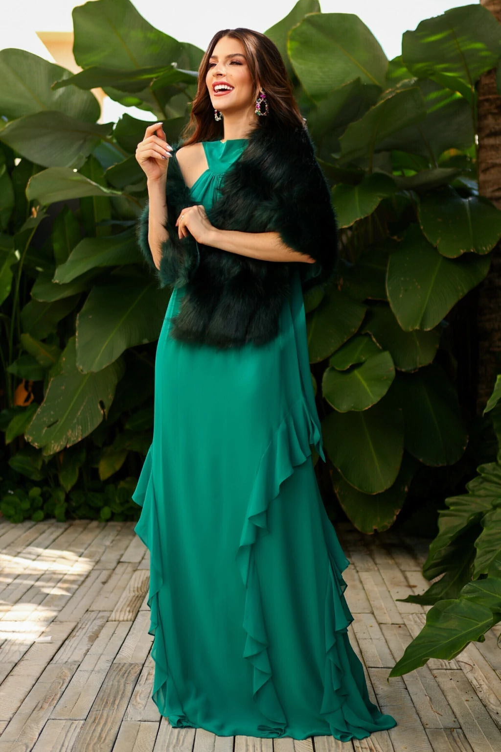 Look com vestido longo e estola