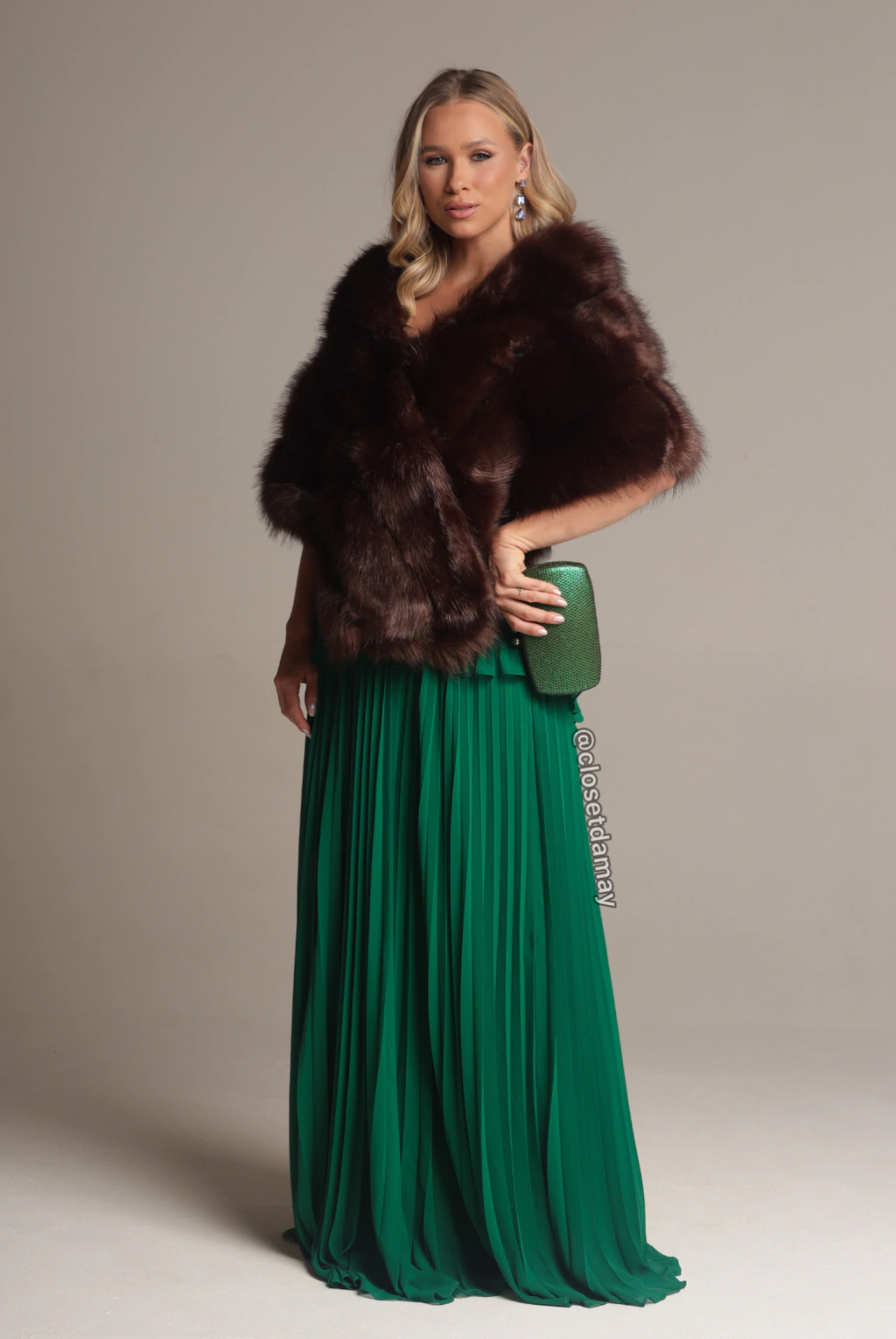 Look com vestido longo e estola em pelo