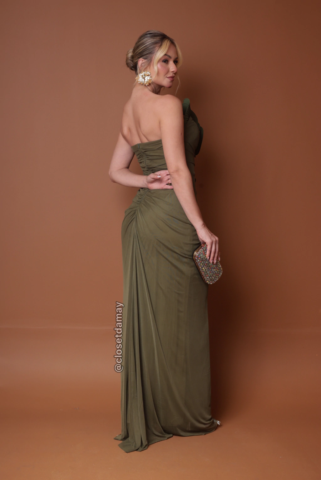 Vestido verde oliva com bolsa clutch colorida