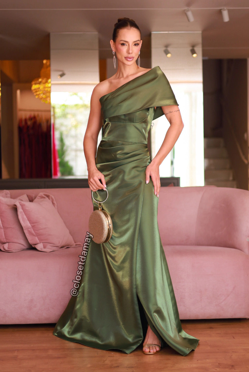 Vestido verde oliva com bolsa clutch dourada